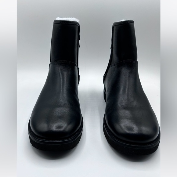 Uggs leather side zip sherpa lined SZ 9  . - Picture 2 of 16